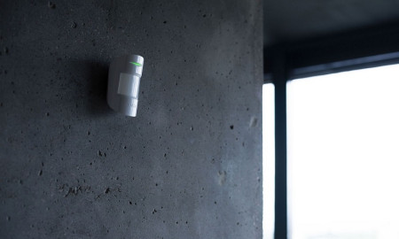 Огляд датчика руху Ajax MotionProtect Plus з захистом від помилкових спрацювань