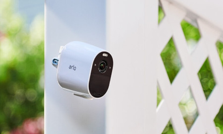 Arlo представляет камеру Essential Spotlight
